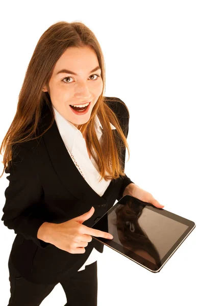 Atractiva joven mujer de negocios mostrando la presentación en su tabl — Foto de Stock