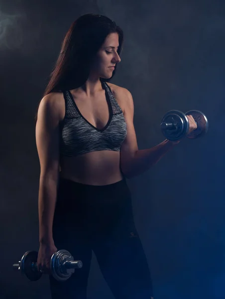 Aktif genç kadın egzersiz dumbbells ile — Stok fotoğraf