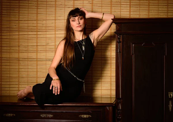 Hip hop dancer in an ancient furnitured room — Stock Photo, Image