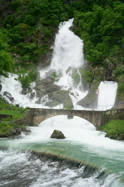 Şiddetli yağmur dan sonra Hubelj nehri kaynak şelaleler — Stok fotoğraf