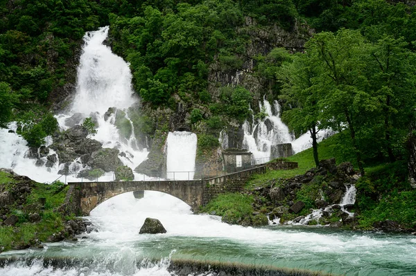 Şiddetli yağmur dan sonra Hubelj nehri kaynak şelaleler — Stok fotoğraf