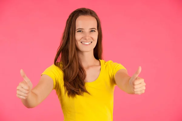 Glücklich junge kaukasische brünette Frau zeigt Daumen nach oben als Geste — Stockfoto