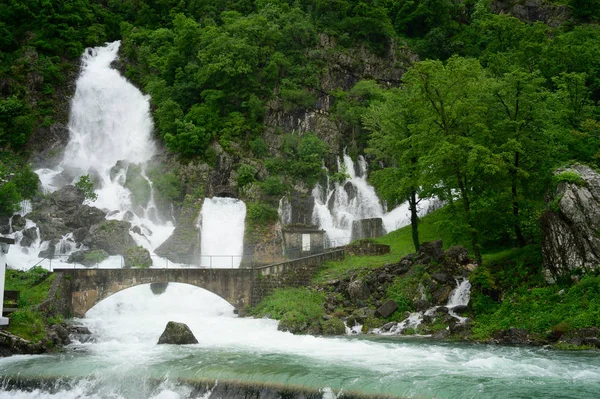 Cascate alla sorgente del fiume Hubelj dopo forti piogge — Foto Stock