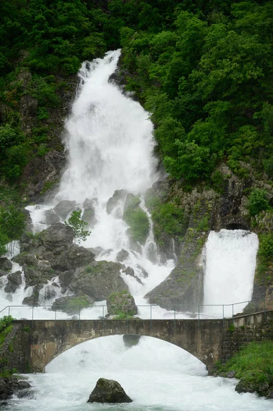 Cachoeiras no rio Hubelj nascem após forte chuva — Fotografia de Stock