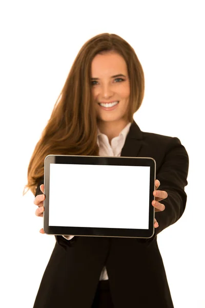 Piękna młoda kobieta pokazuje tablet z pusty wyświetlacz - kopia spa — Zdjęcie stockowe