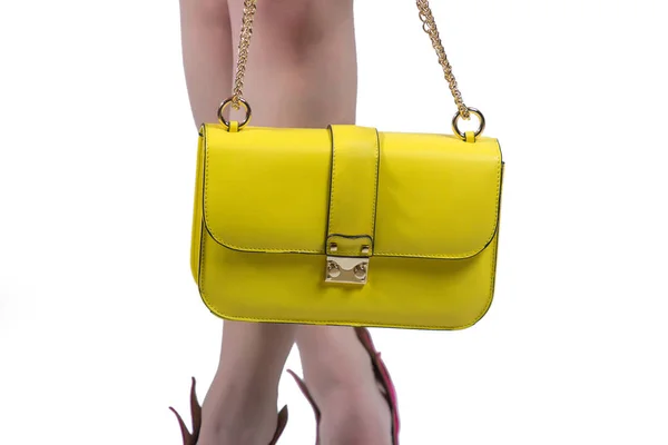 Chica Sostiene Una Bolsa Color Amarillo Cerca Sobre Fondo Blanco —  Fotos de Stock