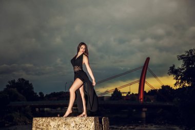 Akşamları köprüde dans eden Bale dansçısı