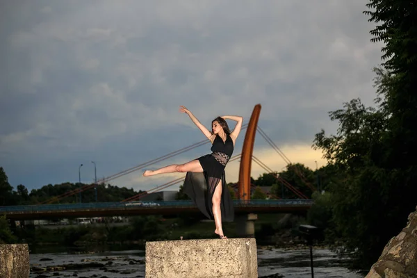 Balet Tančí Mostě Večer — Stock fotografie