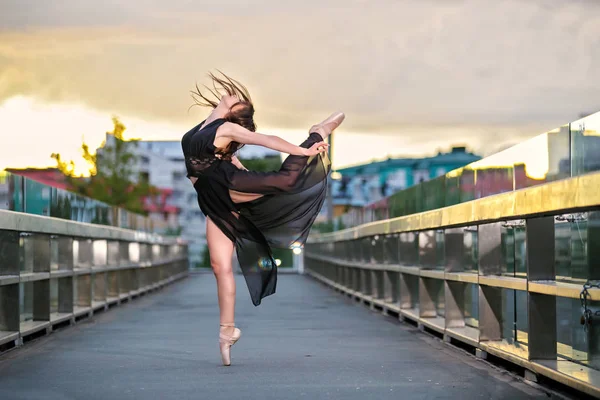 Uma Bela Bailarina Uma Mulher Pulando Ponte Imagem De Stock