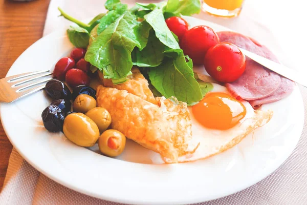 Colazione Europea Servita Con Uova Fritte Fette Pancetta Verdure Buongiorno — Foto Stock