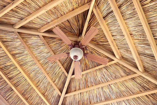 Uma Vista Teto Cabana Tiki Com Ventiladores Teto — Fotografia de Stock