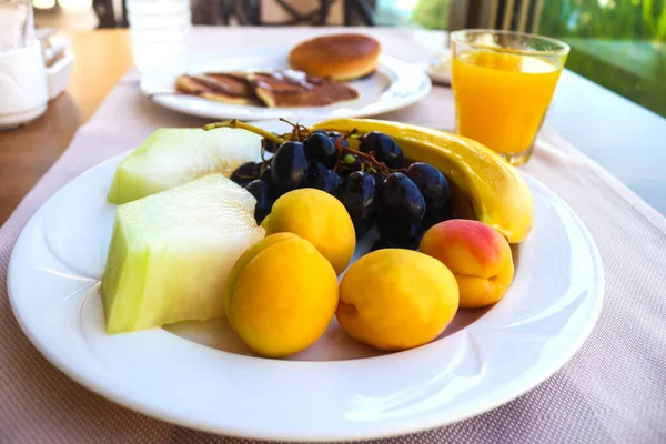 Restoranın terasında meyveyle servis edilen kıtasal vejetaryen kahvaltısı. Günaydın, sağlıklı yemek. Seçici odak, yakın plan — Stok fotoğraf