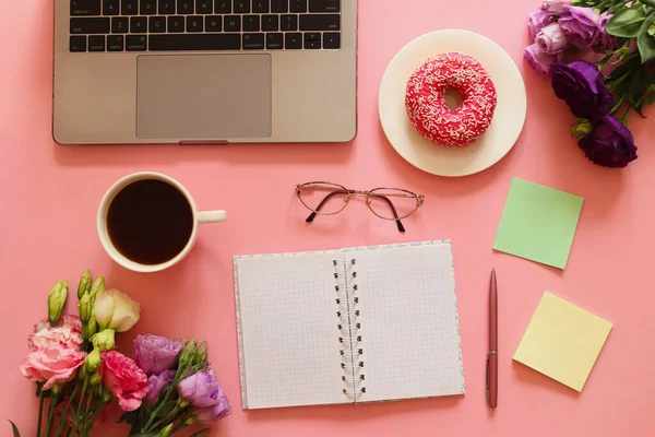 사무실 노트북 끈적끈적 커피가 분홍색 배경에 곳입니다 프리랜서 — 스톡 사진