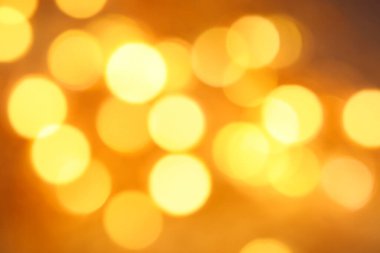 Odaklanmamış altın ışıklar. Soyut bokeh arkaplanı. Şenlik dokusu.