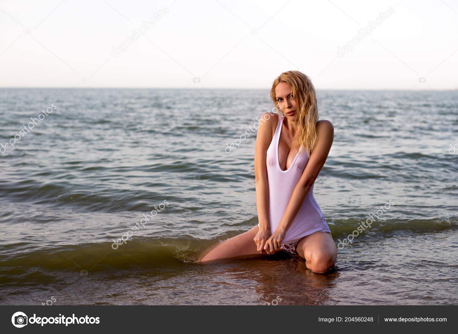 Modèle Belle Fille Sur La Plage De Sable De La Mer