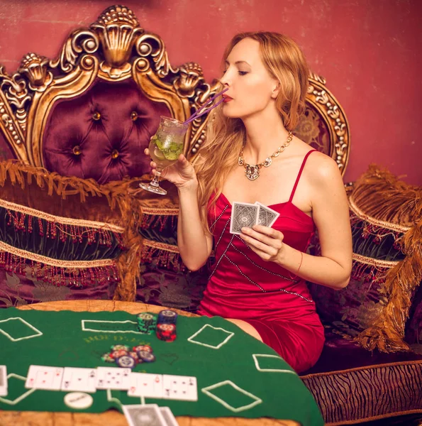 Женщины играющие в казино казино авангард