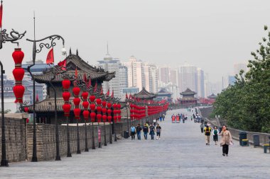 Xian, Çin - 23 Mayıs 2018: Xian şehir duvar South Gate turistler yürüyüşte, en eski ve en iyi Çin şehir surları 16 Nisan 2010 Xian, Shaanxi Eyaleti, Çin için korunmuş.