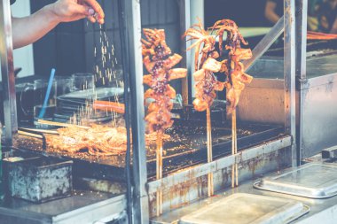 Xian, Çin - 23 Mayıs 2018: Tanımlanamayan tüccarlar Xian, Çin geleneksel yiyecek Satıyoruz.