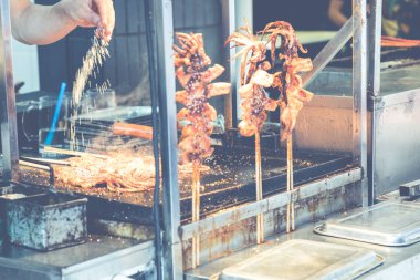 Xian, Çin - 23 Mayıs 2018: Tanımlanamayan tüccarlar Xian, Çin geleneksel yiyecek Satıyoruz.