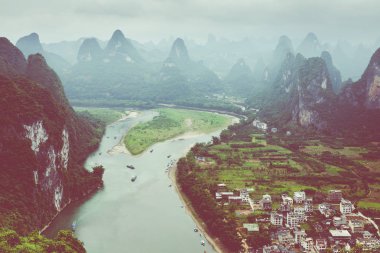 Guilin, Li Nehri ve karstik Dağları'nın peyzaj. Bulunan antik şehir, Xingping, Yangshuo, Guilin, Guangxi, China.