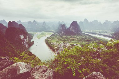 Guilin, Li Nehri ve karstik Dağları'nın peyzaj. Bulunan antik şehir, Xingping, Yangshuo, Guilin, Guangxi, China.