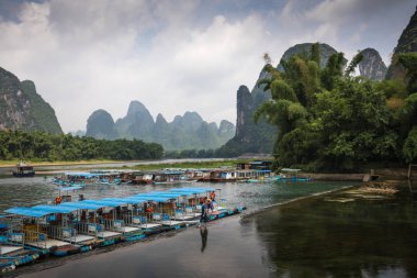 Li Nehri (Lijiang). Xingping şehrin iskelede zevk tekneler