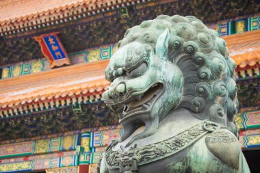 Bronz aslan önünde Hall, yüce armoniye içinde Pekin Yasak Şehir, Yasak Şehir Çin'in yerlerinden biridir