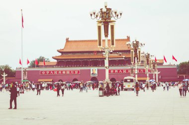 Beijing, Çin - 20 Mayıs 2018: Tianamen Meydanı'na ve yasak şehir girişinde. Turistler ile göksel barış Meydanı.