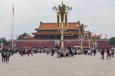 Beijing, Çin - 20 Mayıs 2018: Tianamen Meydanı'na ve yasak şehir girişinde. Turistler ile göksel barış Meydanı.