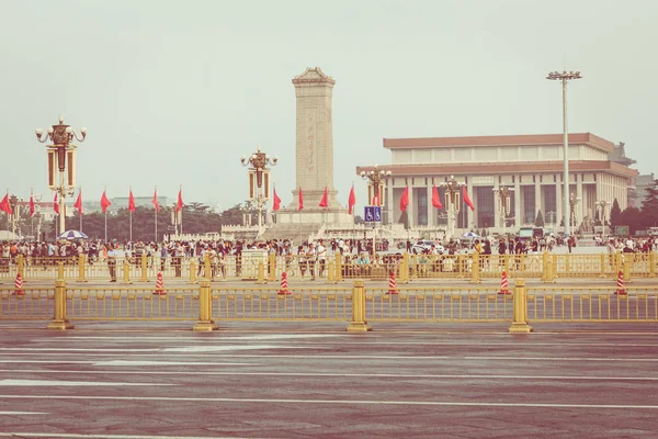 2018 Tianamen 広場と故宮への入り口 観光客で天の平和の広場 — ストック写真