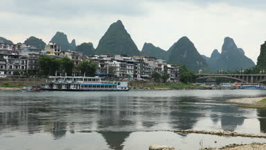 Yelkenli tekne arasında yeşil orman ve Karstik dağlar Yangshuo Guilin County, Çin Li Nehri boyunca doğal görünümünü. Yangshuo Asya'nın popüler bir turistik yer.