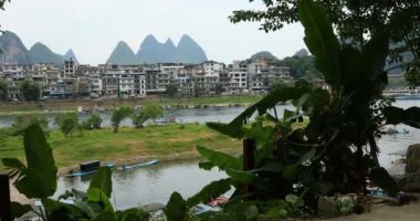 Yelkenli tekne arasında yeşil orman ve Karstik dağlar Yangshuo Guilin County, Çin Li Nehri boyunca doğal görünümünü. Yangshuo Asya'nın popüler bir turistik yer.
