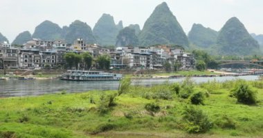 Yelkenli tekne arasında yeşil orman ve Karstik dağlar Yangshuo Guilin County, Çin Li Nehri boyunca doğal görünümünü. Yangshuo Asya'nın popüler bir turistik yer.