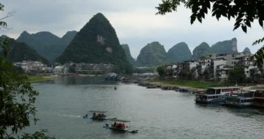Yelkenli tekne arasında yeşil orman ve Karstik dağlar Yangshuo Guilin County, Çin Li Nehri boyunca doğal görünümünü. Yangshuo Asya'nın popüler bir turistik yer.