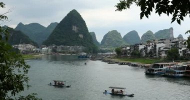 Yelkenli tekne arasında yeşil orman ve Karstik dağlar Yangshuo Guilin County, Çin Li Nehri boyunca doğal görünümünü. Yangshuo Asya'nın popüler bir turistik yer.