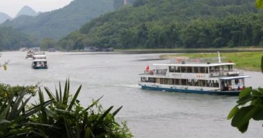 Yelkenli tekne arasında yeşil orman ve Karstik dağlar Yangshuo Guilin County, Çin Li Nehri boyunca doğal görünümünü. Yangshuo Asya'nın popüler bir turistik yer.