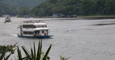 Yelkenli tekne arasında yeşil orman ve Karstik dağlar Yangshuo Guilin County, Çin Li Nehri boyunca doğal görünümünü. Yangshuo Asya'nın popüler bir turistik yer.