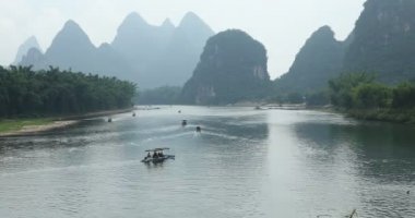 Yelkenli tekne arasında yeşil orman ve Karstik dağlar Yangshuo Guilin County, Çin Li Nehri boyunca doğal görünümünü. Yangshuo Asya'nın popüler bir turistik yer.