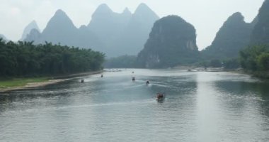 Yelkenli tekne arasında yeşil orman ve Karstik dağlar Yangshuo Guilin County, Çin Li Nehri boyunca doğal görünümünü. Yangshuo Asya'nın popüler bir turistik yer.