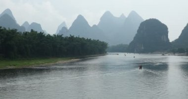 Yelkenli tekne arasında yeşil orman ve Karstik dağlar Yangshuo Guilin County, Çin Li Nehri boyunca doğal görünümünü. Yangshuo Asya'nın popüler bir turistik yer.