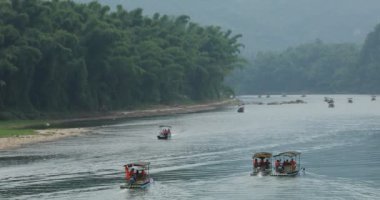 Yelkenli tekne arasında yeşil orman ve Karstik dağlar Yangshuo Guilin County, Çin Li Nehri boyunca doğal görünümünü. Yangshuo Asya'nın popüler bir turistik yer.