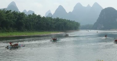 Yelkenli tekne arasında yeşil orman ve Karstik dağlar Yangshuo Guilin County, Çin Li Nehri boyunca doğal görünümünü. Yangshuo Asya'nın popüler bir turistik yer.
