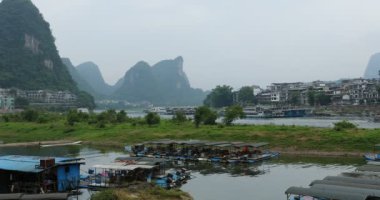 Yelkenli tekne arasında yeşil orman ve Karstik dağlar Yangshuo Guilin County, Çin Li Nehri boyunca doğal görünümünü. Yangshuo Asya'nın popüler bir turistik yer.