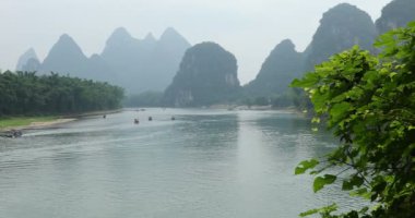 Yelkenli tekne arasında yeşil orman ve Karstik dağlar Yangshuo Guilin County, Çin Li Nehri boyunca doğal görünümünü. Yangshuo Asya'nın popüler bir turistik yer.