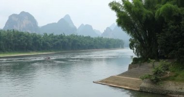 Yelkenli tekne arasında yeşil orman ve Karstik dağlar Yangshuo Guilin County, Çin Li Nehri boyunca doğal görünümünü. Yangshuo Asya'nın popüler bir turistik yer.