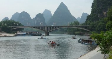 Yelkenli tekne arasında yeşil orman ve Karstik dağlar Yangshuo Guilin County, Çin Li Nehri boyunca doğal görünümünü. Yangshuo Asya'nın popüler bir turistik yer.