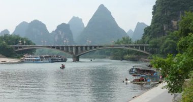 Yelkenli tekne arasında yeşil orman ve Karstik dağlar Yangshuo Guilin County, Çin Li Nehri boyunca doğal görünümünü. Yangshuo Asya'nın popüler bir turistik yer.