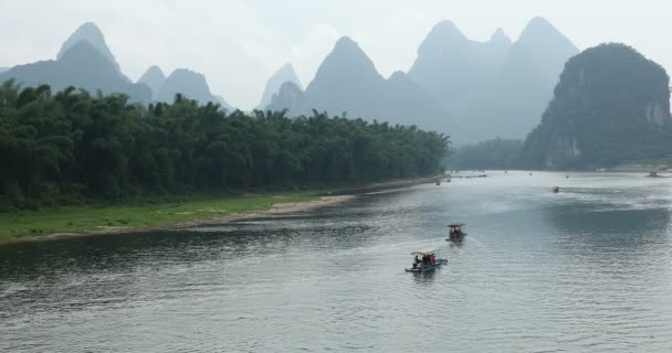 Festői Kilátást Vitorlás Többek Között Zöld Erdők Karsztos Hegyek Yangshuo — Stock videók