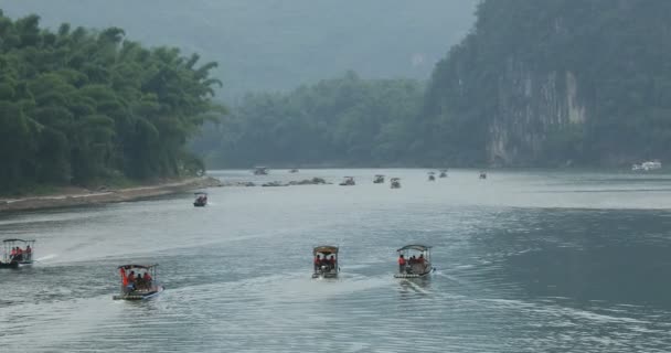 緑の森と陽朔県の桂林 中国でカルストの中で李川に沿って航行ボートの眺め 陽朔はアジアの人気観光地です — ストック動画