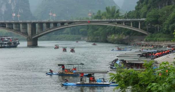 Мальовничий Вид Човні Річці Серед Зелені Ліси Гори Карст Yangshuo — стокове відео